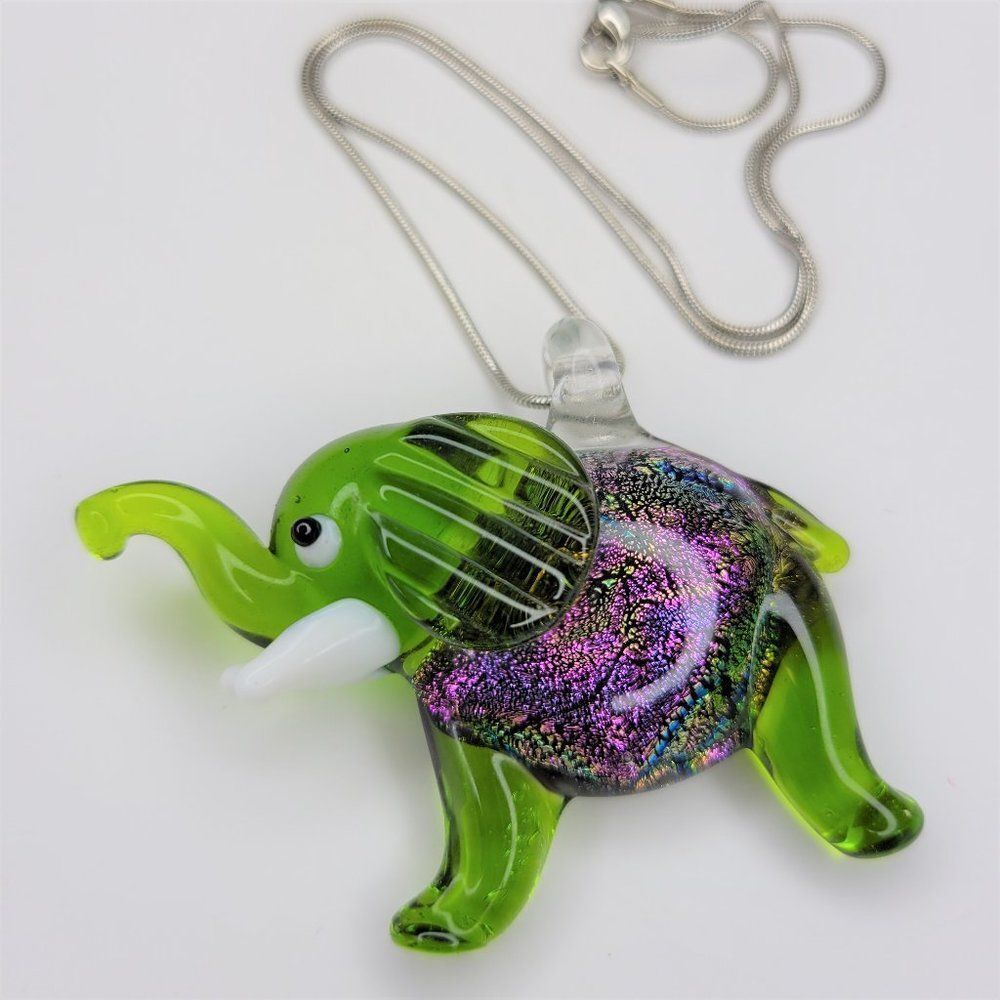 𝅺GREEN Glass Acrylic Elephant Pendant Necklace with shiny Purple gold specks